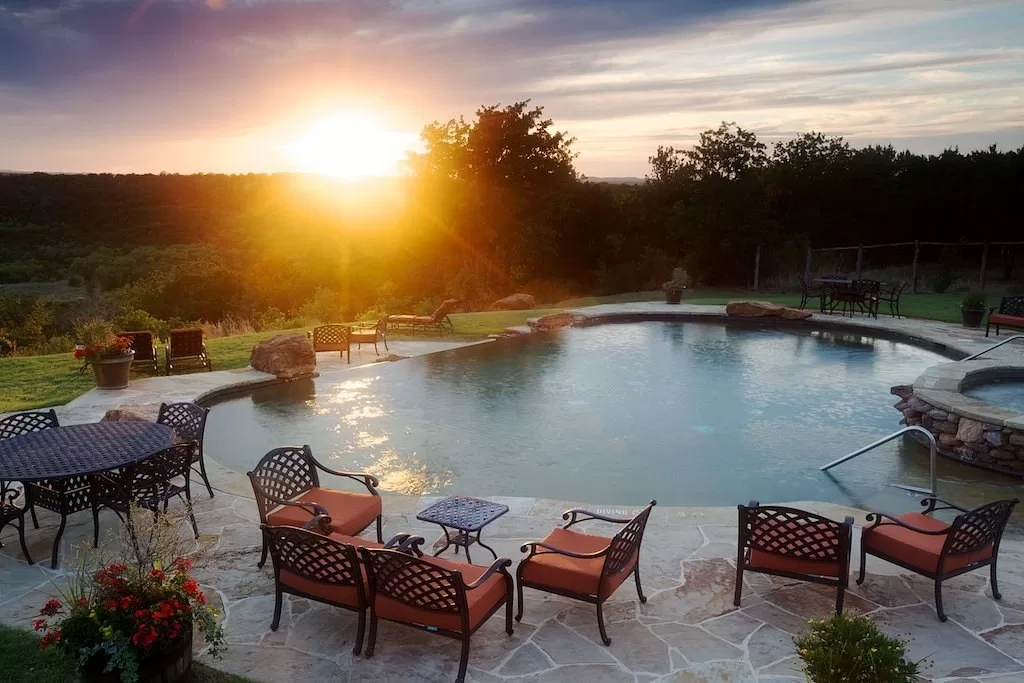 Het zwembad van de Wildcatter Ranch in Texas bij zonsondergang