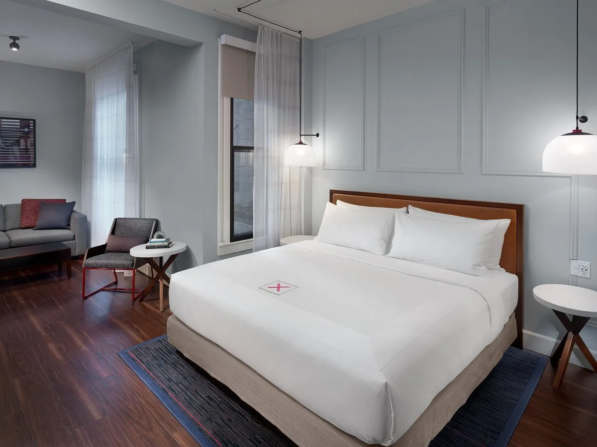 Hotelkamer met extra bank in het Axiom hotel