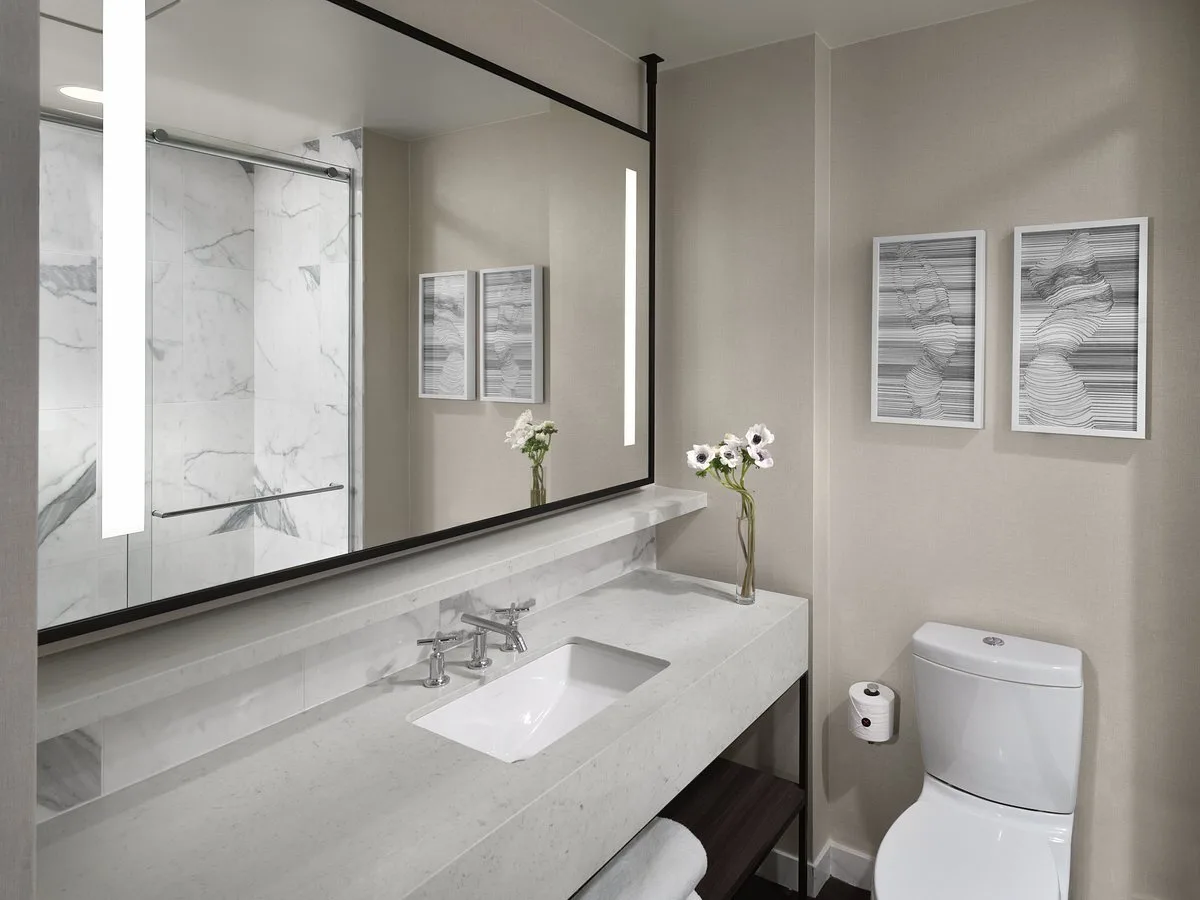 Badkamer in een hotelkamer in het Axiom hotel