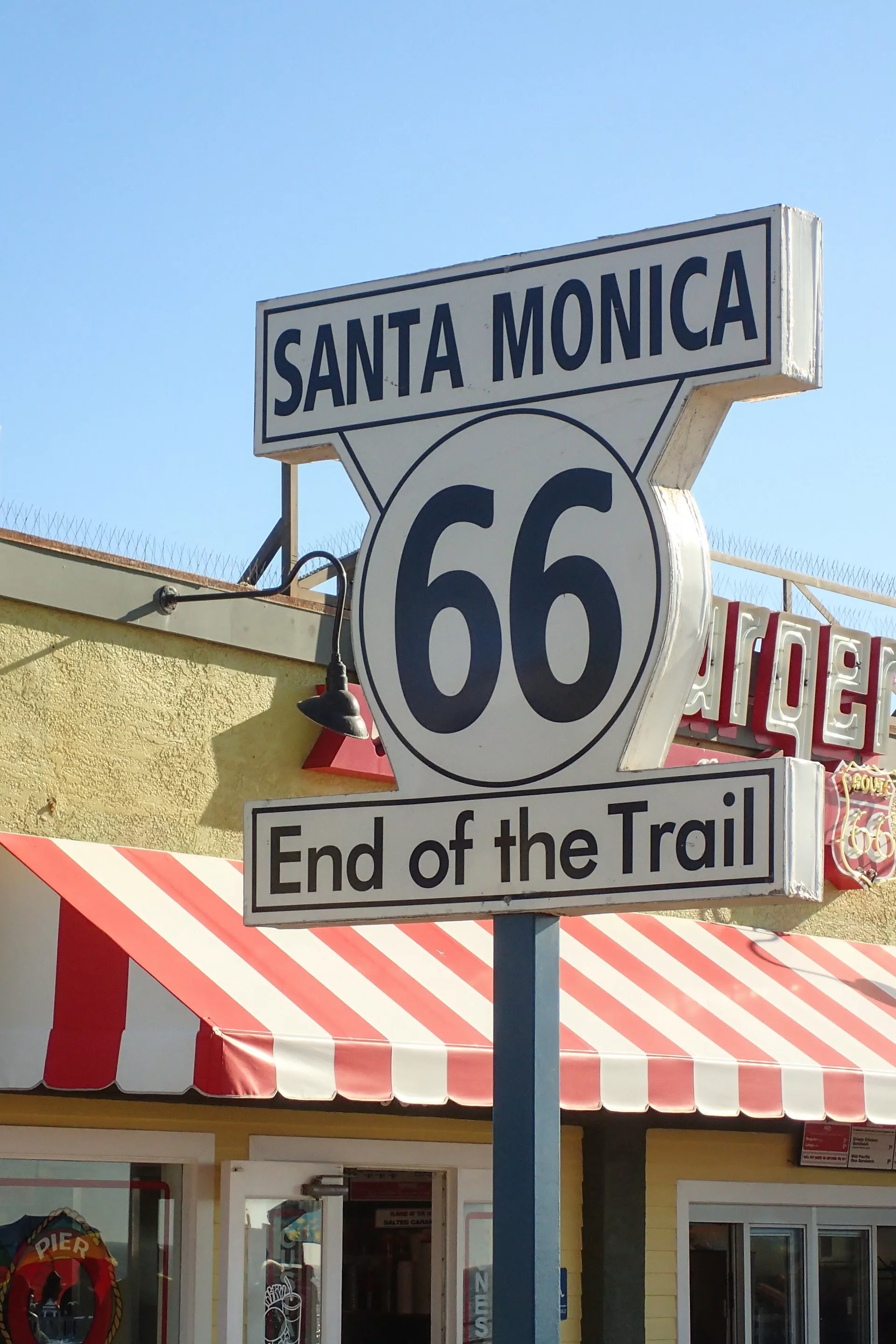 Bord met aanduiding eindpunt van de Route 66 in Santa Monica USA