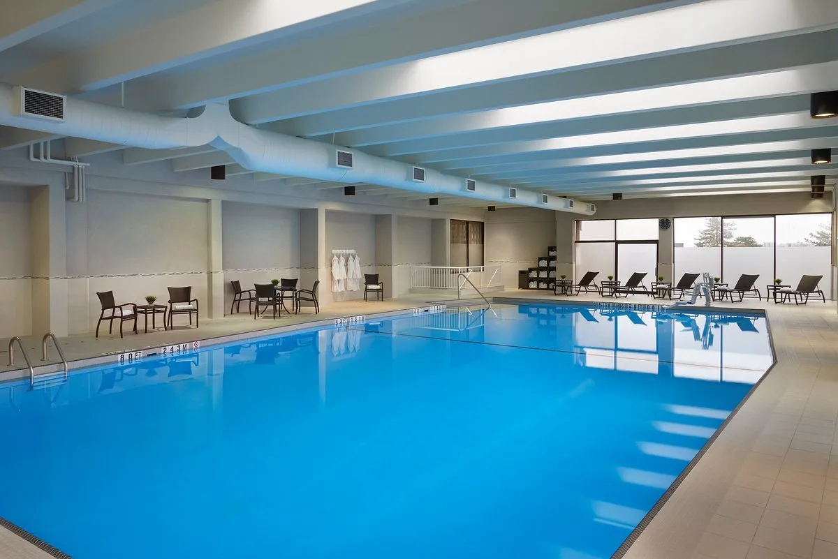 Binnenzwembad met ligbedjes in het Hotel Holiday Inn Toronto International Airport Toronto