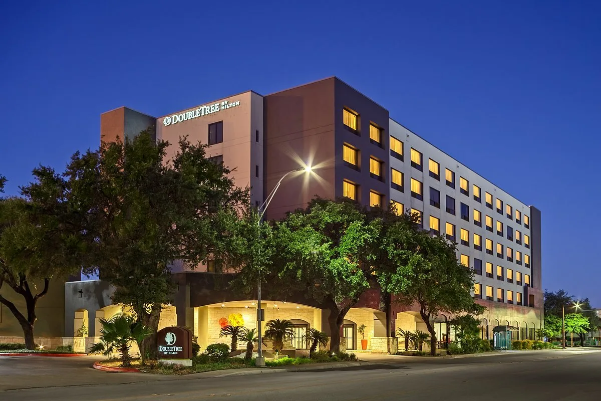 Vooraanzicht van het Hotel Double Tree by Hilton Hotel San Antonio Downtown