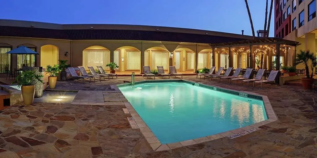 Buitenzwembad met ligbedjes bij het Hotel Double Tree by Hilton Hotel San Antonio Downtown