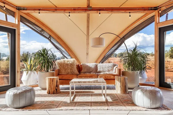 Woonkamergedeelte in een glamping ten in Under Canvas Grand Canyon