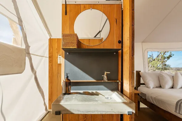 Wastafel in een glampingtent van Under Canvas Grand Canyon