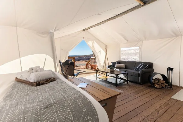 Woonkamergedeelte in een galmpingtent van het Under Canvas Lake Powell