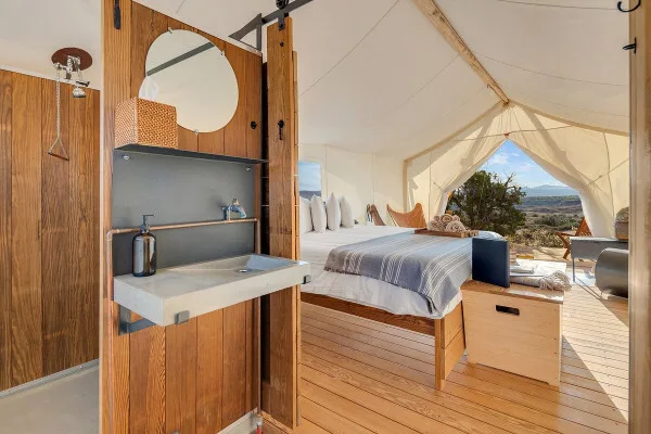 Wastafel en douche in een glampingtent van het Under Canvas Lake Powell