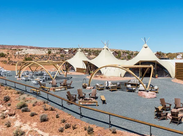 Kampvuurplaats en receptie bij de Under Canvas Lake Powell