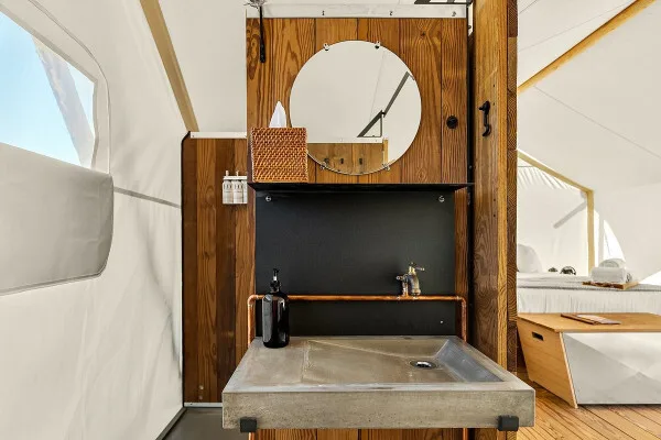 Wastafel en douche in een glampingtent bij Under Canvas Bryce Canyon