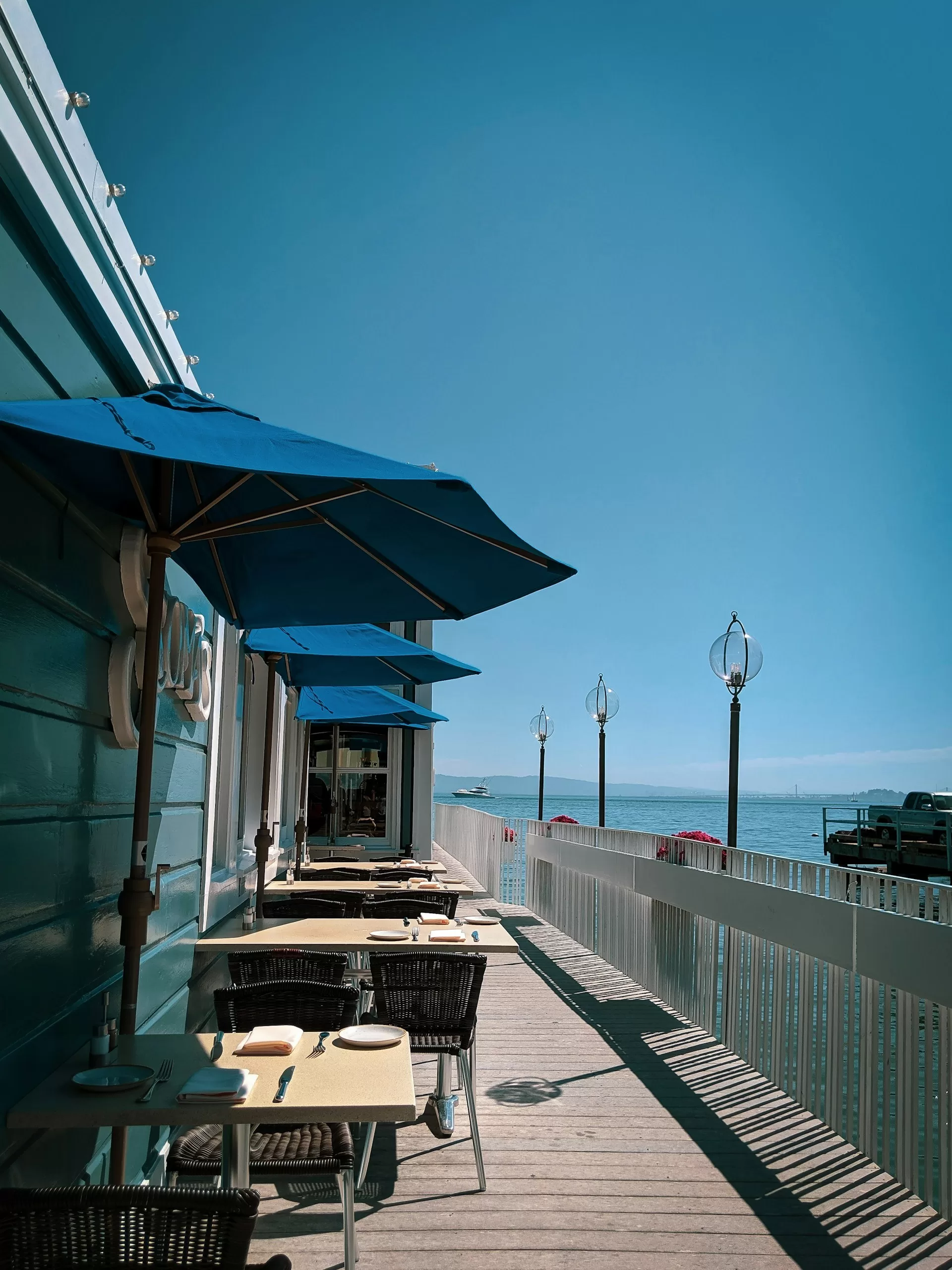 Terrasse des Fischrestaurants Scomas in Sausolito mit dem Meer im Hintergrund