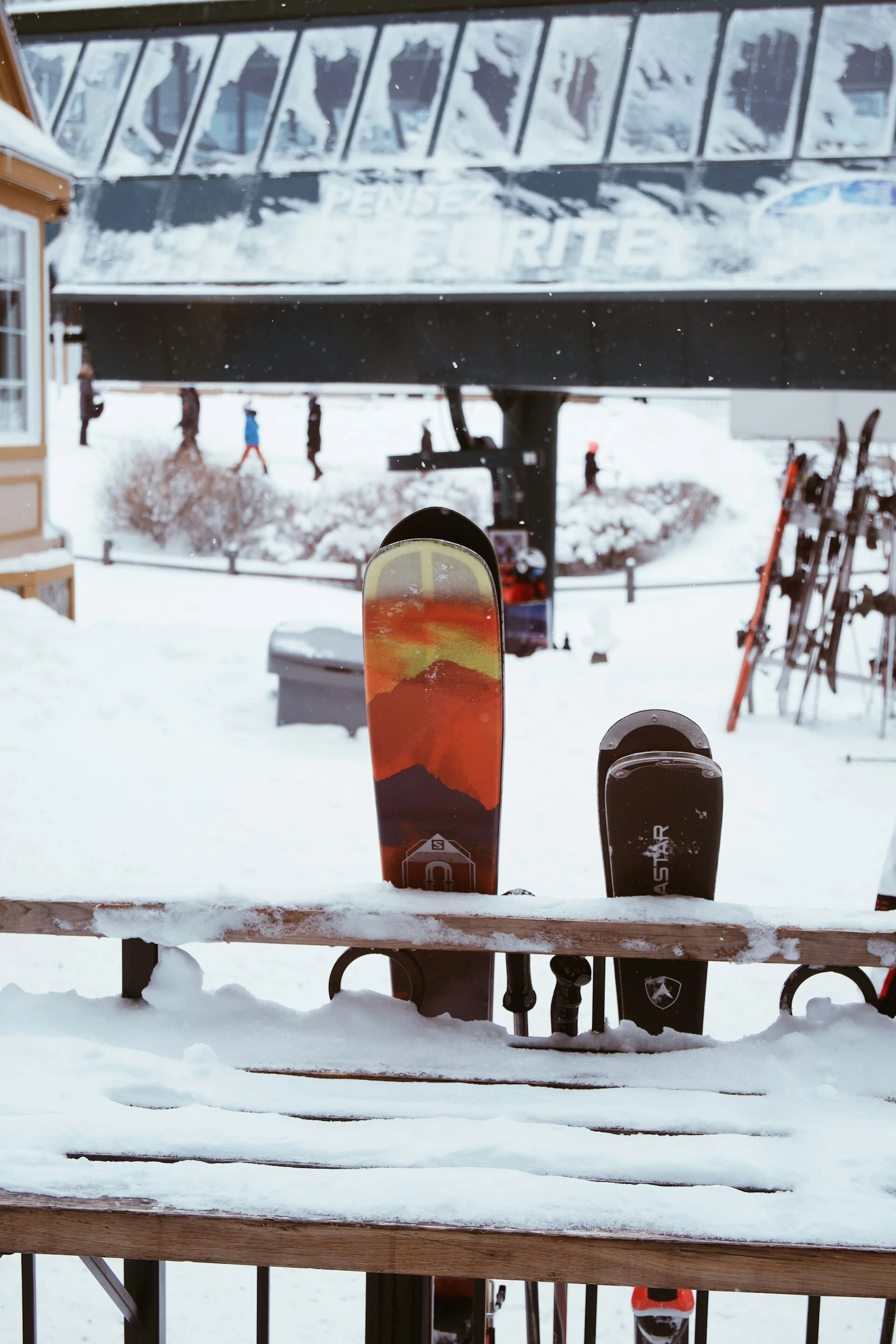 Skies langs de piste van Mont Tremblant