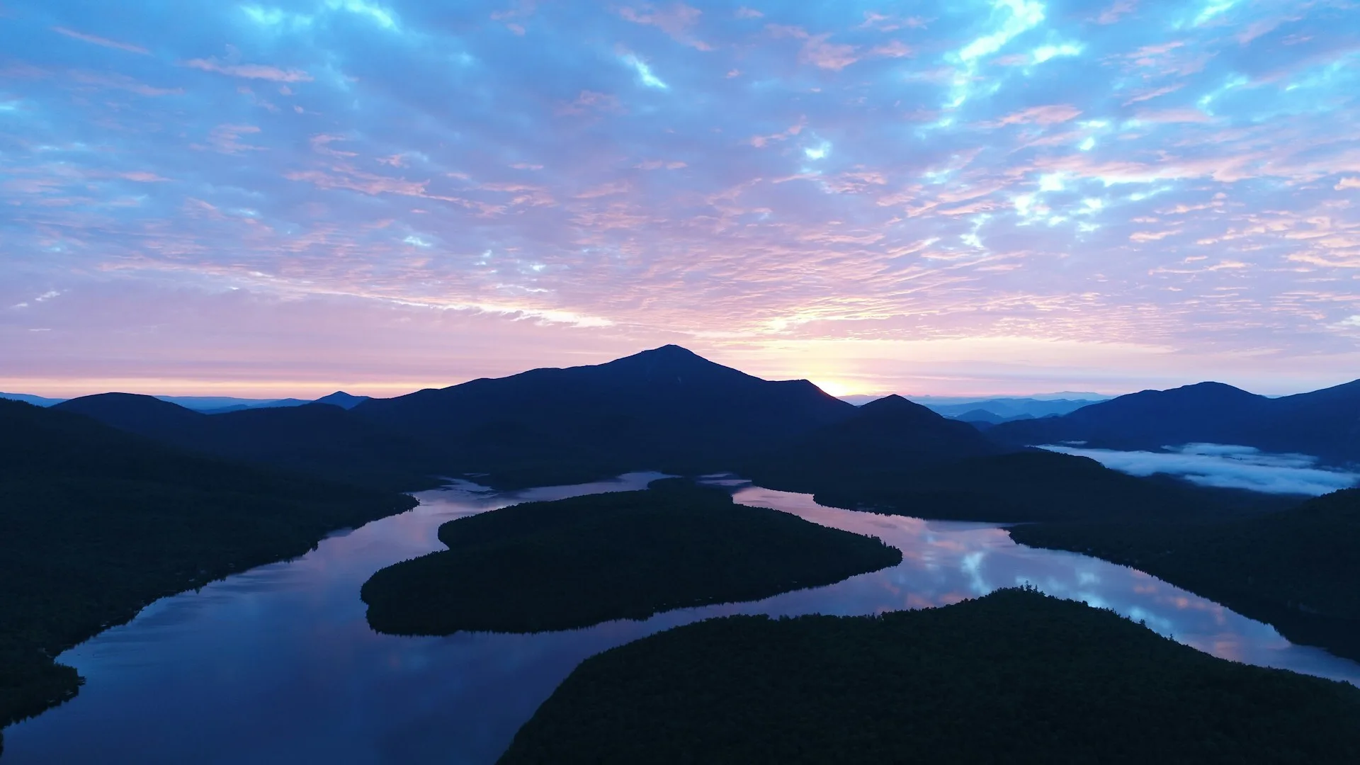 Uitzicht over Lake Placid met een mooie gekleurde lucht op de achtergrond