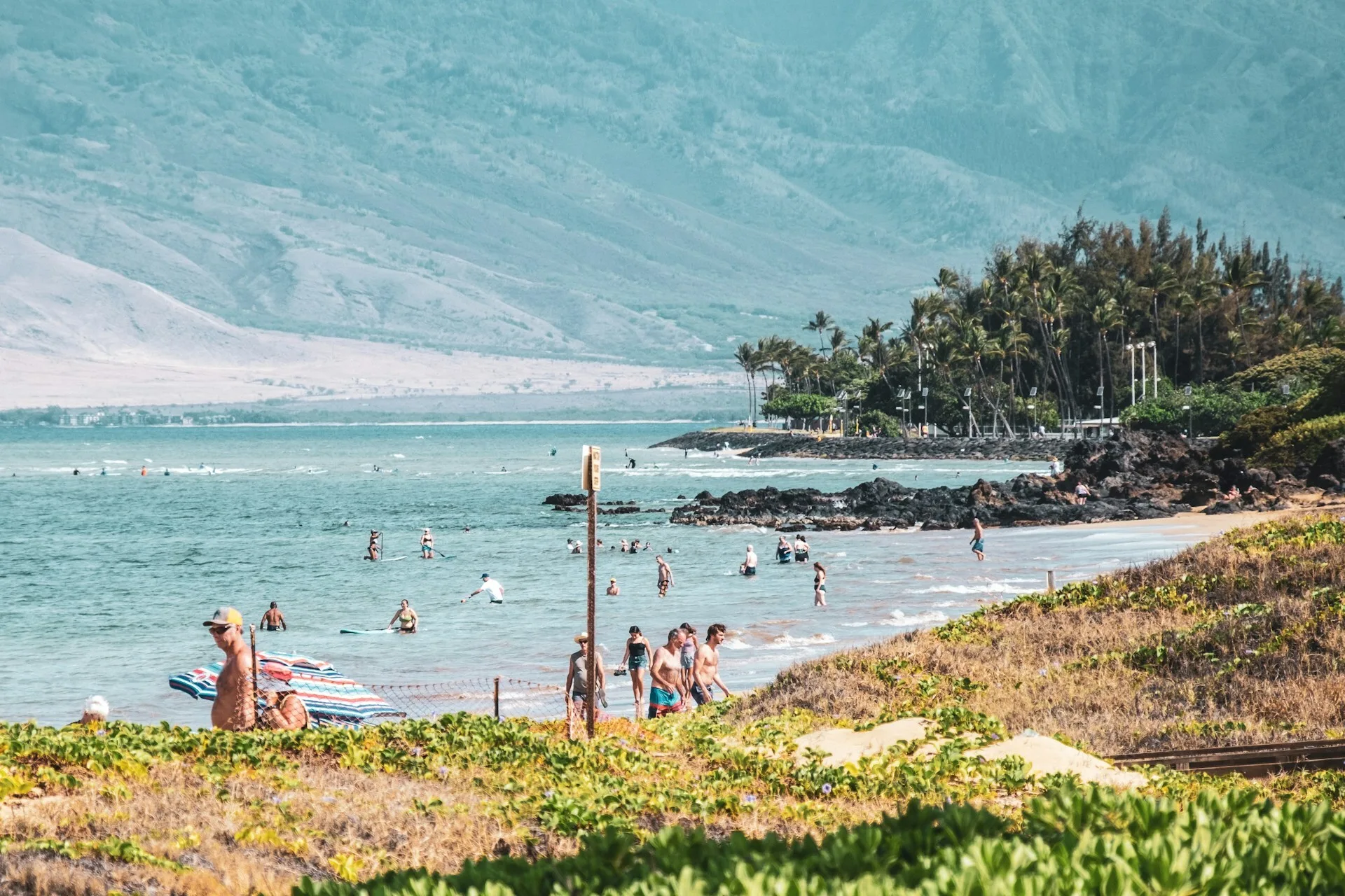 Een strand in Kihei, Maui met bergen op de achtergrond