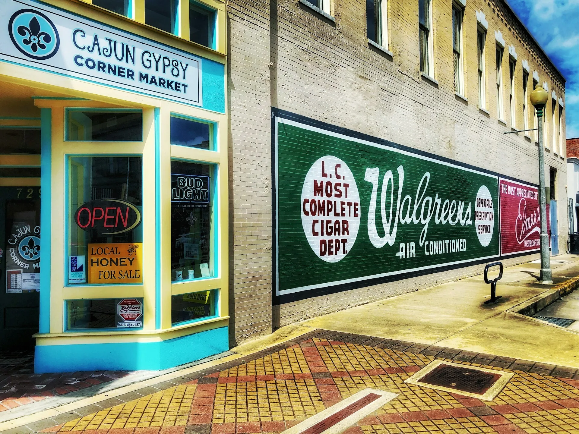 Een winkelstraat in Lake Charles