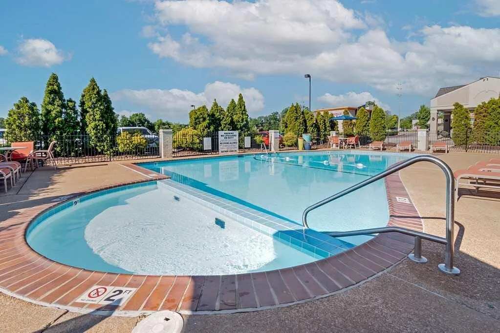 Buitenzwembad bij het Best Western Kirkwood St Louis