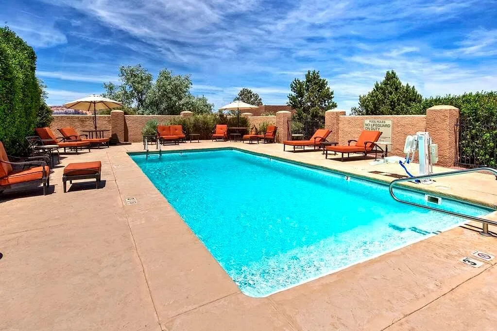 Buitenzwembad bij het Hotel Hampton Inn Kayenta