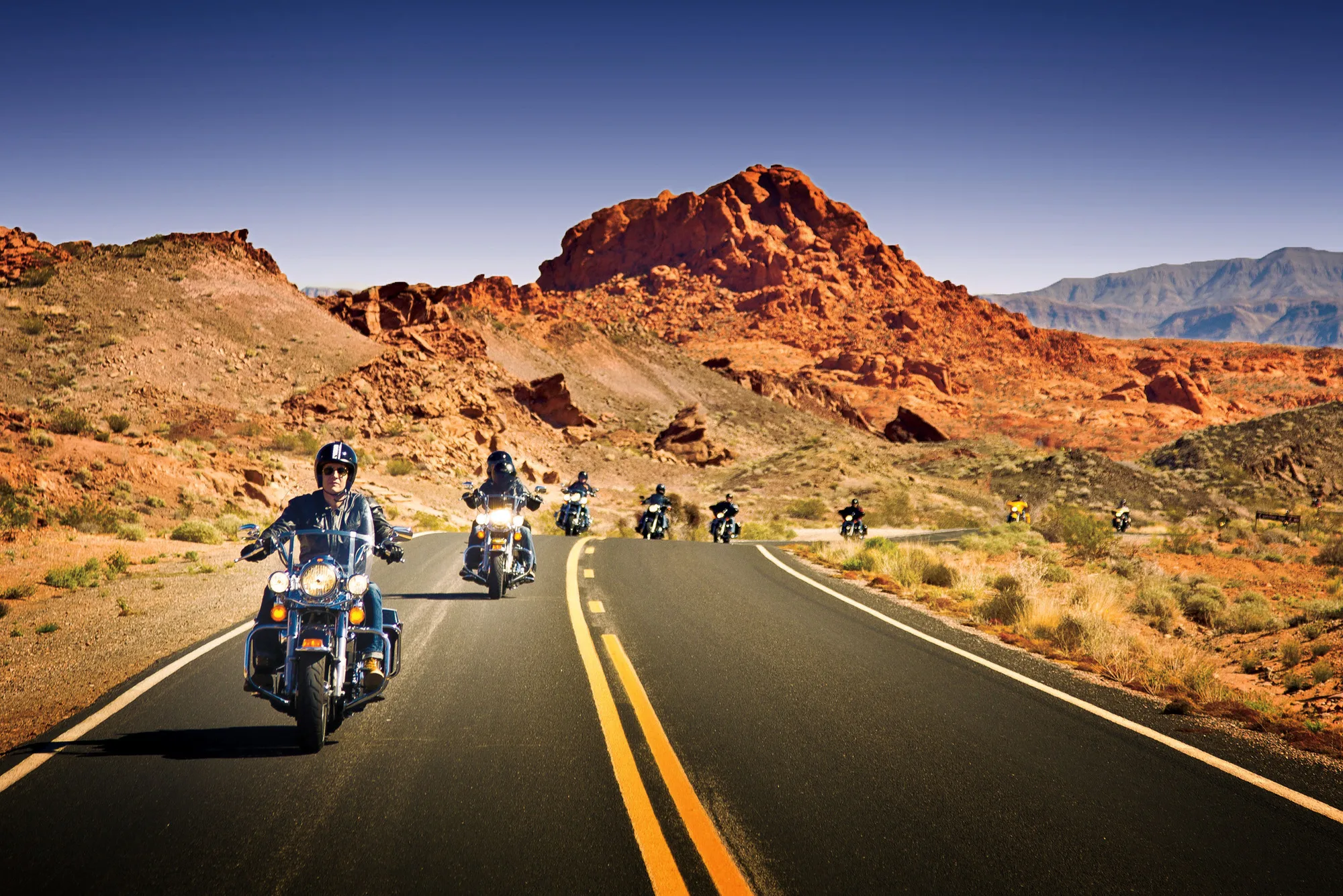 Groep motorrijders over de route 66 door de desert van de USA
