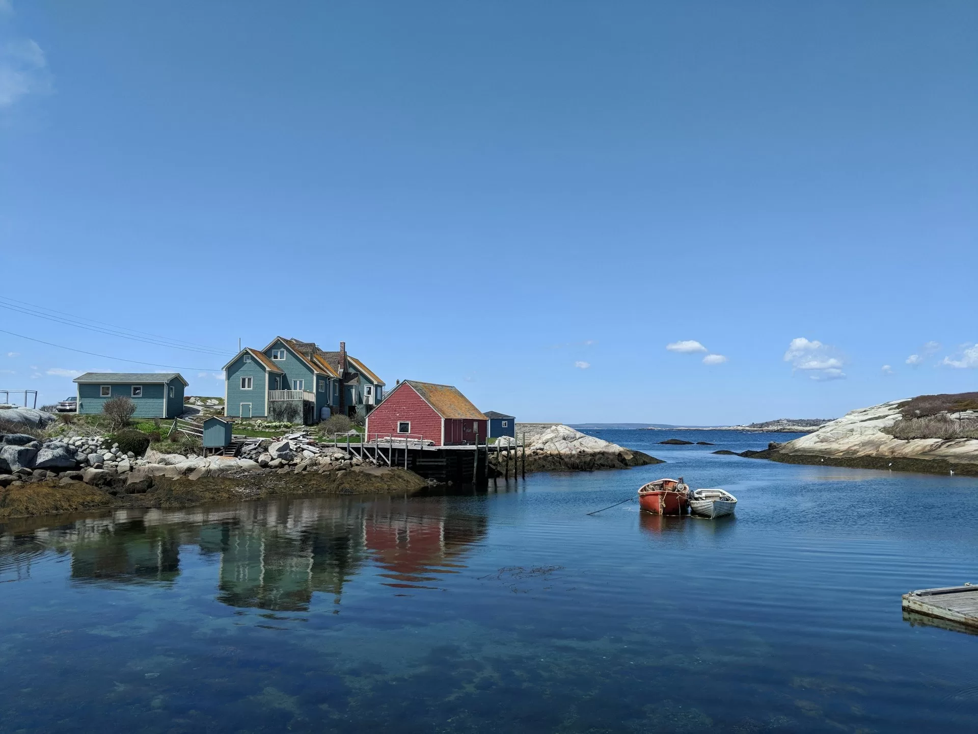 Houten huizen langs het water van Peggy's Cove, Canada