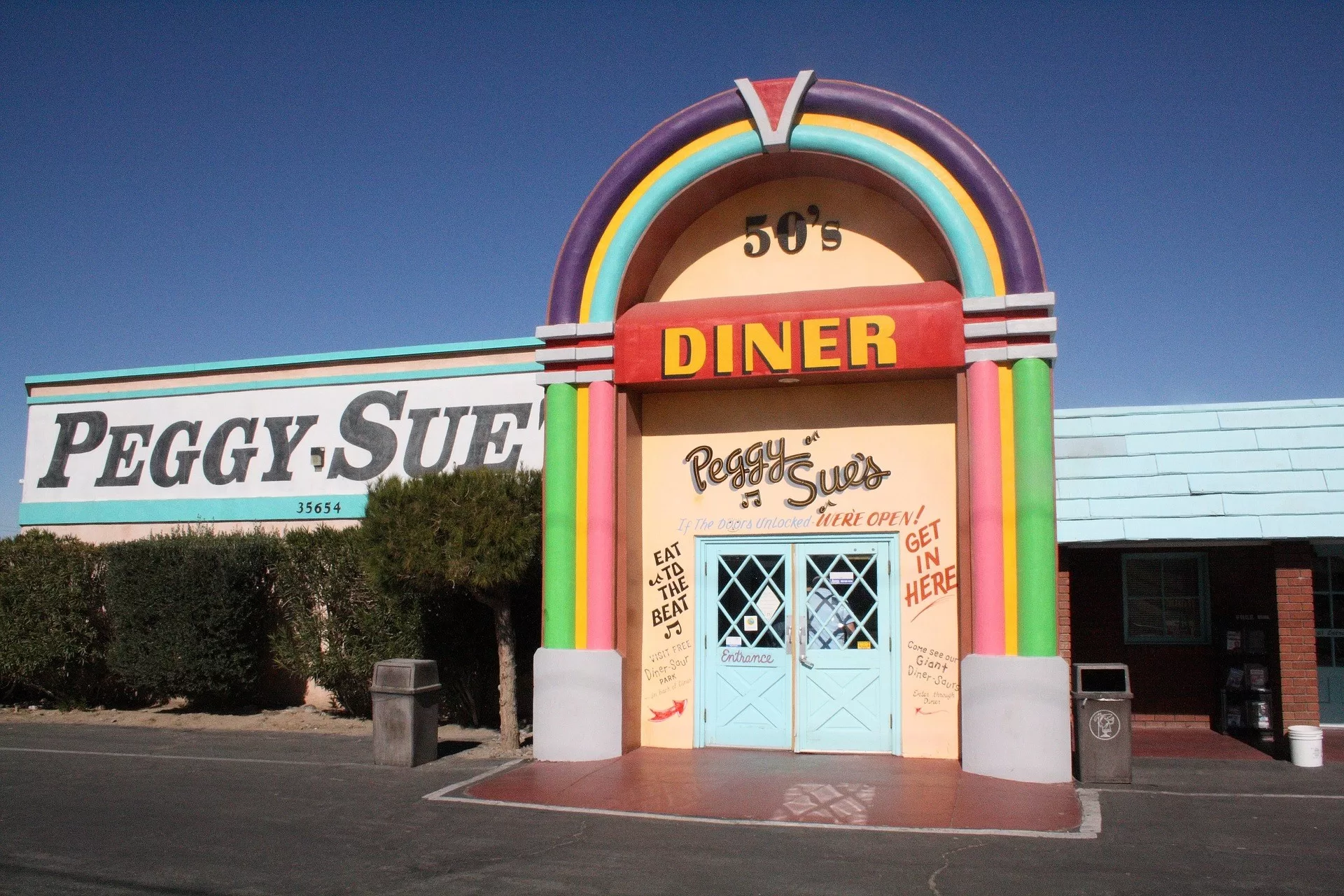 De ingang van Peggy Sue's Diner in Barstow