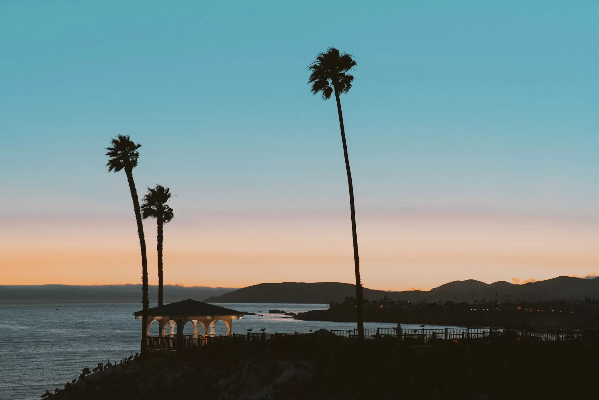 En kapel met palmbomen aan het strand van Pismo Beach