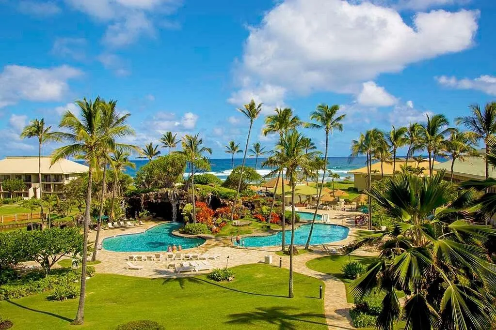Buitenzwembaden aan de zee bij het Outrigger Kauai Beach Resort