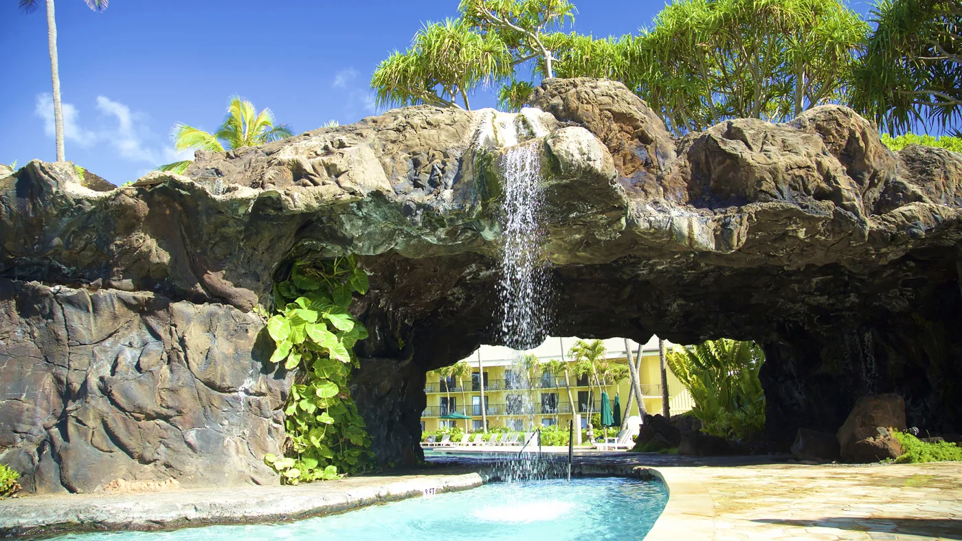 Grot met waterval bij het buitenzwembad van het Outrigger Kauai Beach Resort