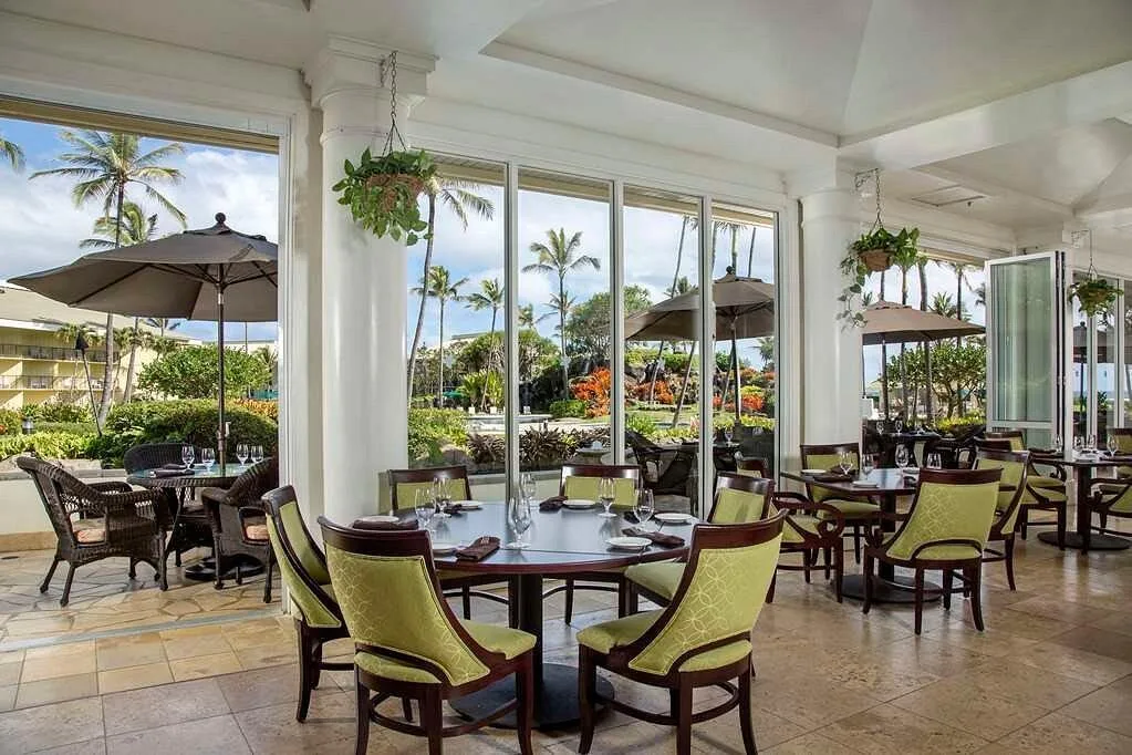 Restaurant met schuifdeuren naar het terras in het Outrigger Kauai Beach Resort