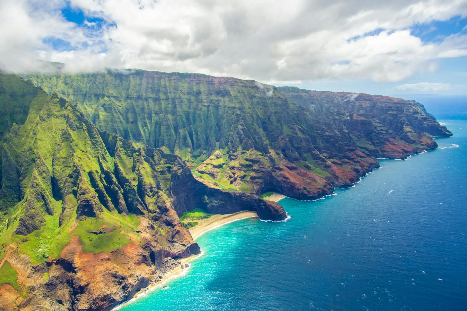 Aerial view van de groene en grillige kustlijn van Big Island, Hawaii
