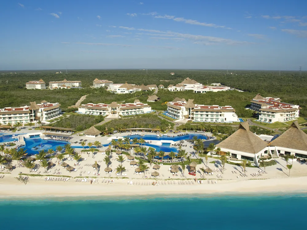 Luchtfoto van het Hotel Blue Bay Grand Esmeralda Playa del Carmen aan de zee