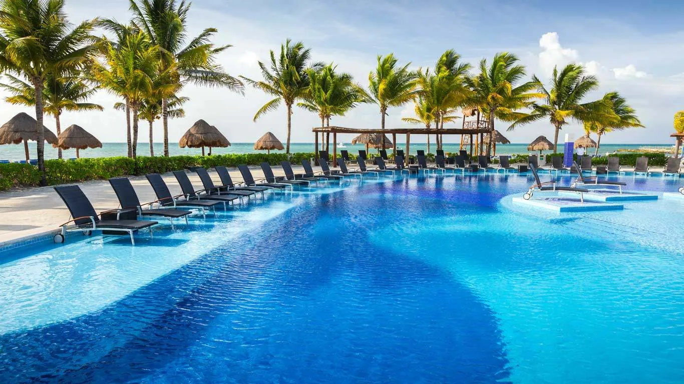 Loungestoelen aan het buitenzwembad van het Hotel Blue Bay Grand Esmeralda Playa del Carmen