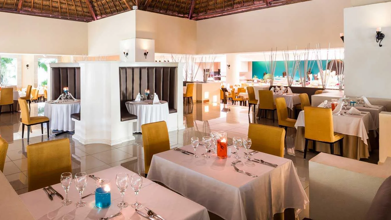 Restaurant in het Hotel Blue Bay Grand Esmeralda Playa del Carmen