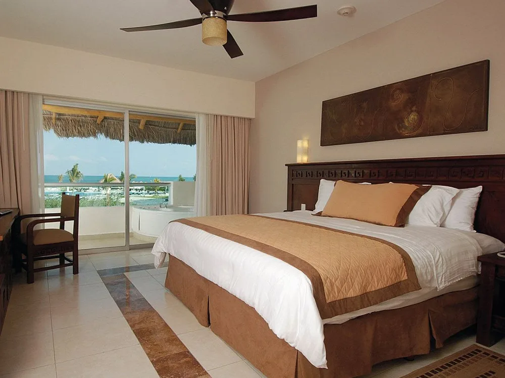 Kamer met balkon en uitzicht op de zee in het Hotel Blue Bay Grand Esmeralda Playa del Carmen
