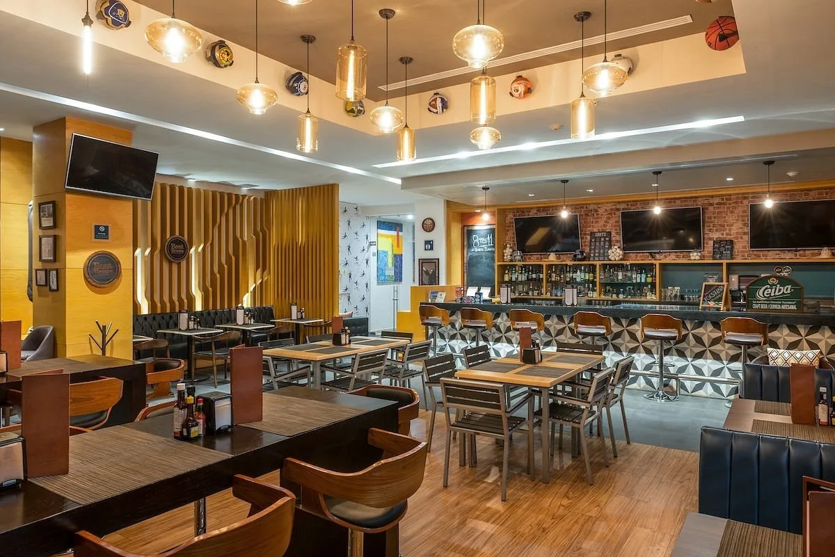 Restaurant met bar in het Hotel Four Points by Sheraton Cancun
