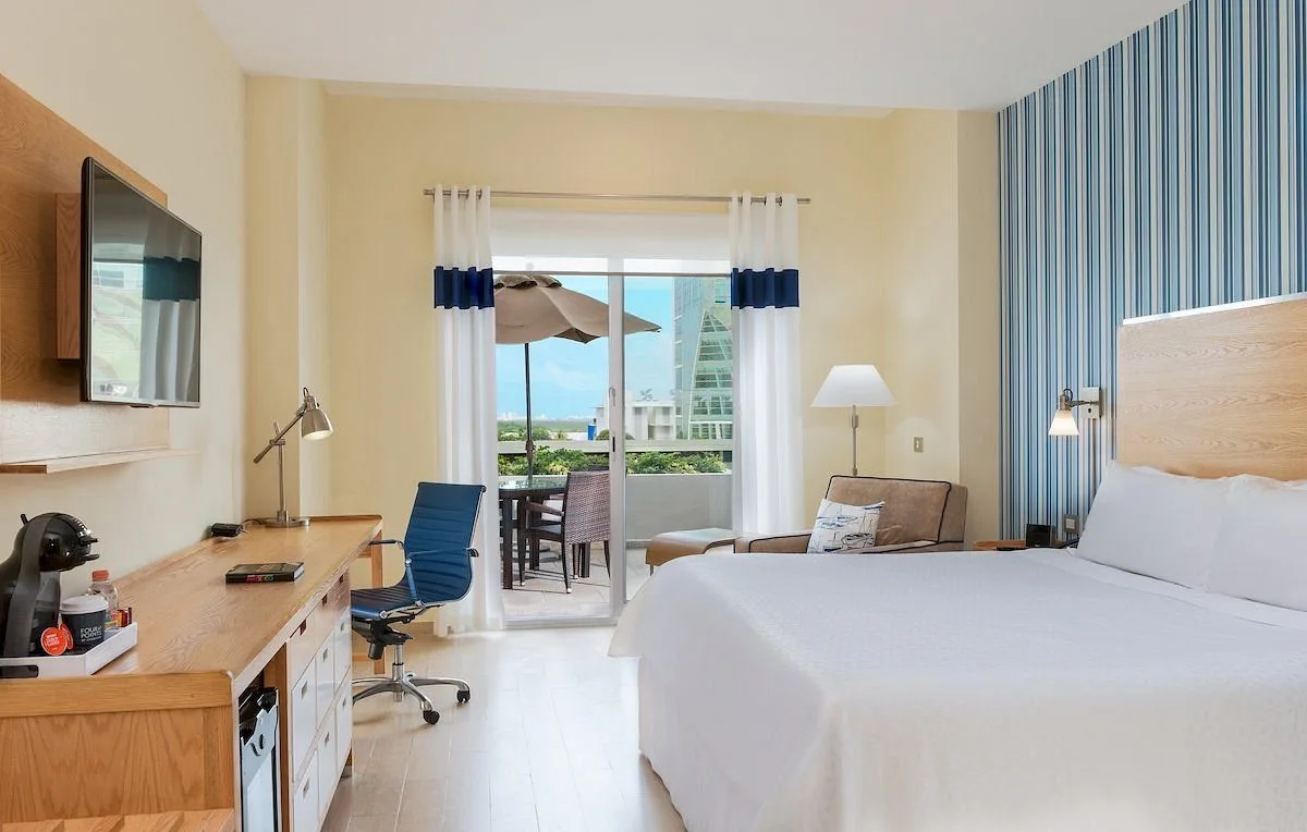 Standaardkamer met balkon in het Hotel Four Points by Sheraton Cancun