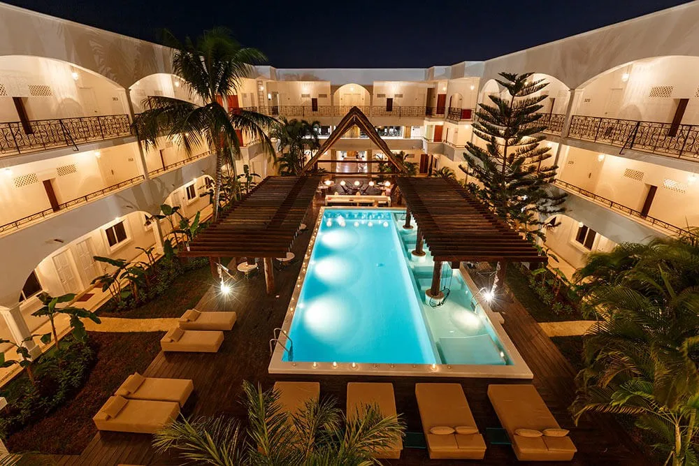 Buitenzwembad met ligbedjes bij het Hotel HM Playa del Carmen