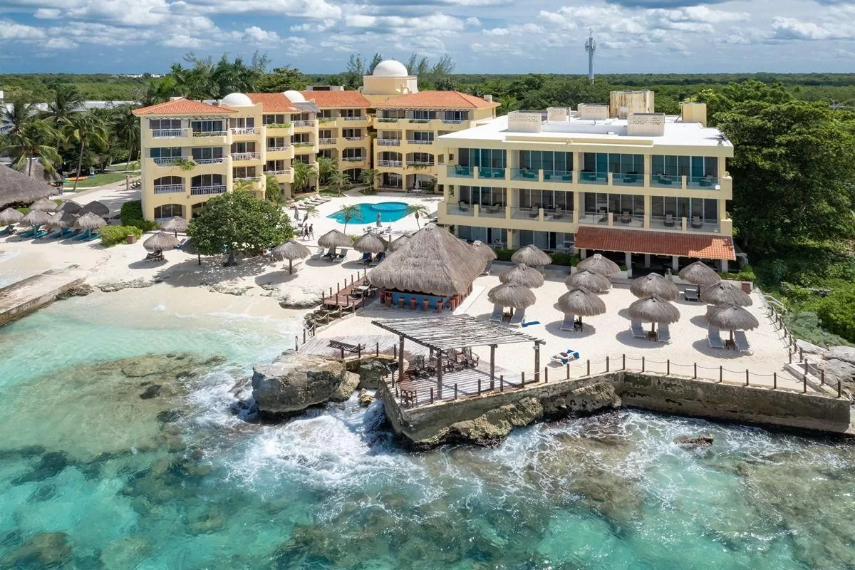 Luchtfoto van het Hotel Playa Azul Cozumel aan zee
