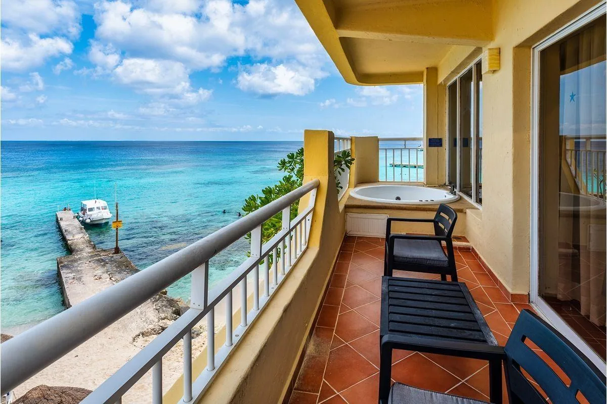 Balkon met jacuzzi en uitzicht op zee bij een hotelkamer in het Hotel Playa Azul Cozumel