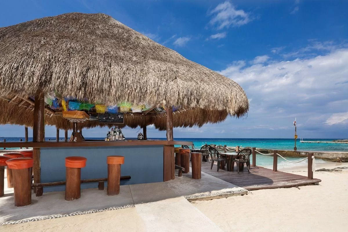 Beachbar op het strand bij het Hotel Playa Azul Cozumel