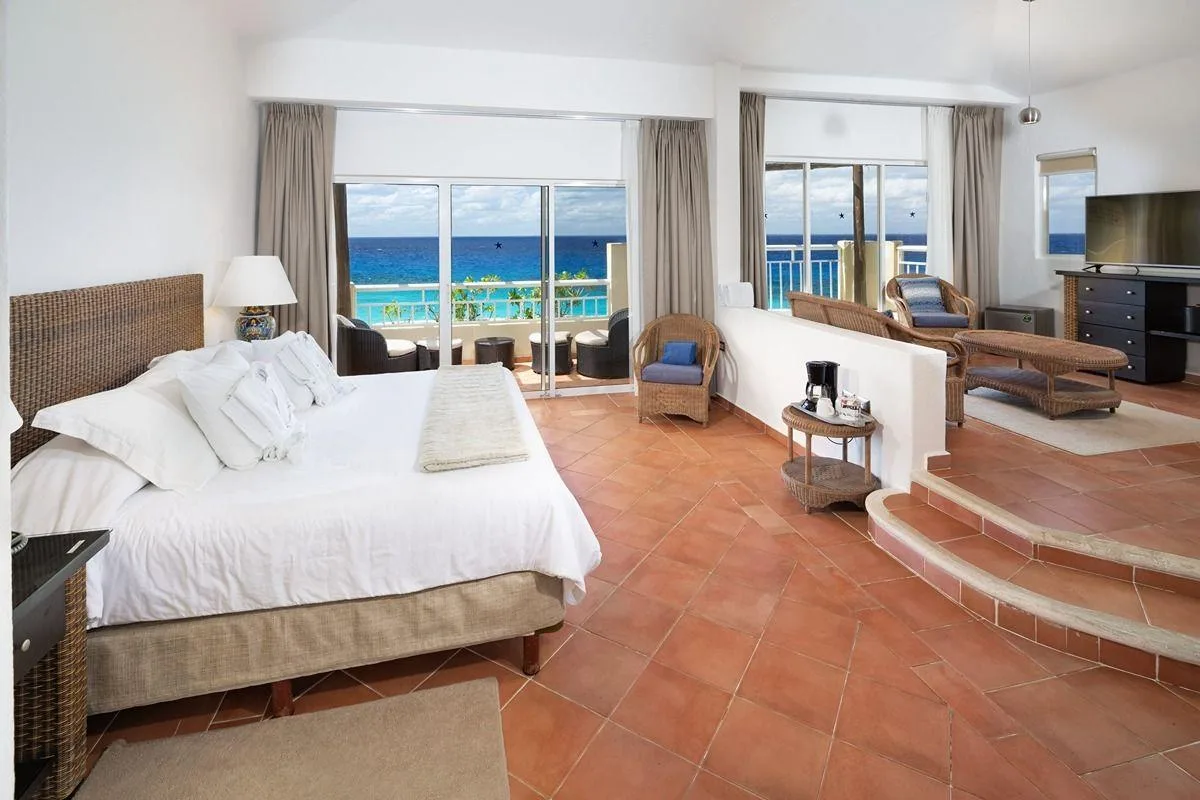 Studiokamer met woonkamergedeelte en balkon met uitzicht op zee in het Hotel Playa Azul Cozumel