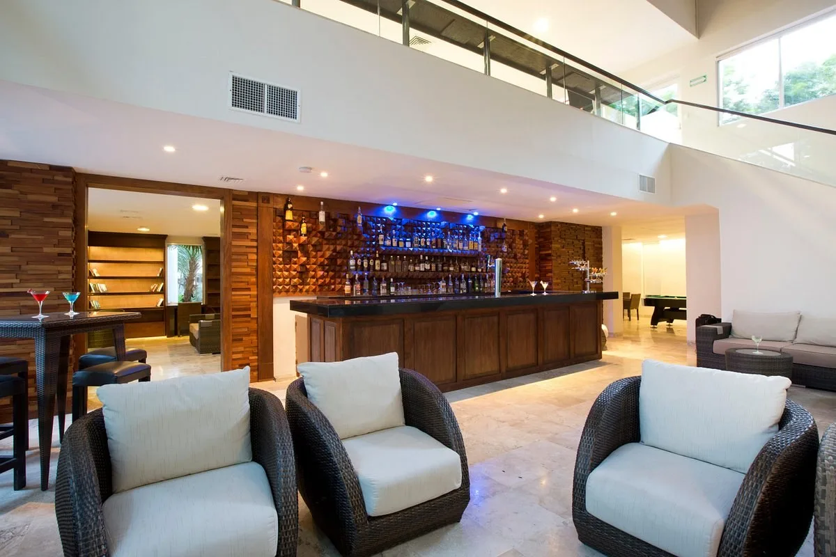 Zitgedeelte/lounge bij de bar van het Hotel Kore Tulum Resort
