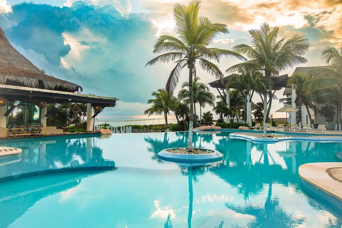 Buitenzwembad met bar en uitzicht op de zee bij het Hotel Kore Tulum Resort
