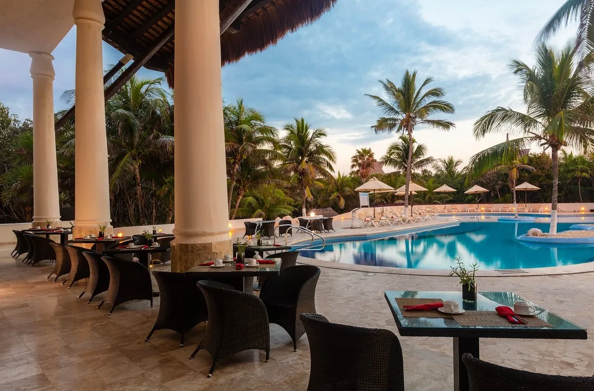 Zitgedeelte bij het buitenzwembad van het Hotel Kore Tulum Resort