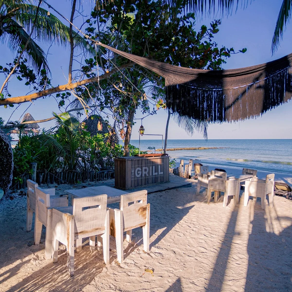 Zitgedeelte bij de bar van het Hotel Dream Beach Front Holbox op het strand