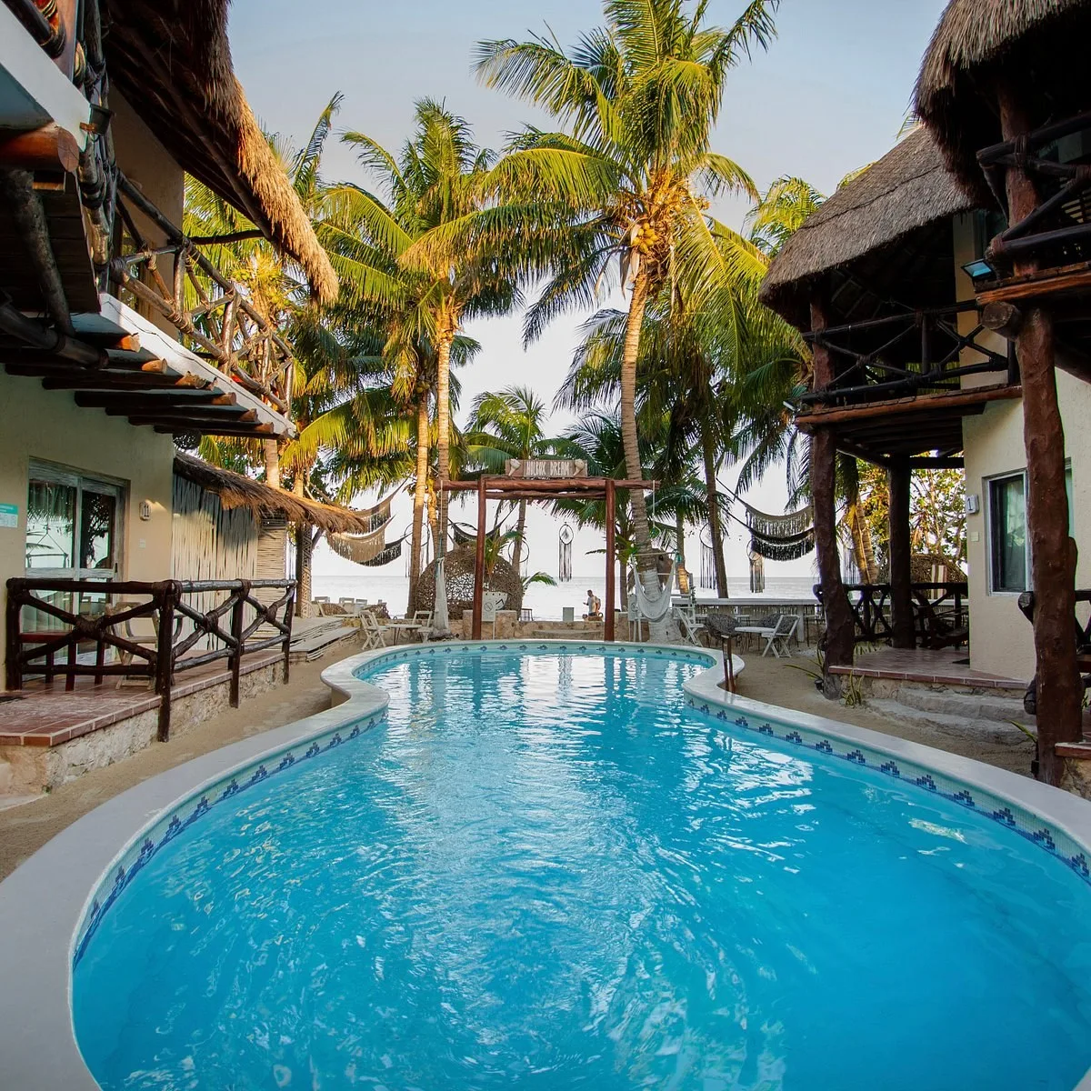 Buitenzwembad met uitzicht op de zee bij het Hotel Dream Beach Front Holbox