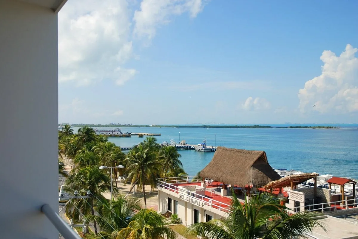 Uitzicht over de zee vanaf een balkon bij het Hotel Bahia CHAC Chi