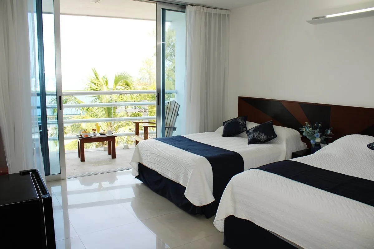 Standaardkamer met twee aparte bedden en een balkon met uitzicht op zee in het Hotel Bahia CHAC Chi