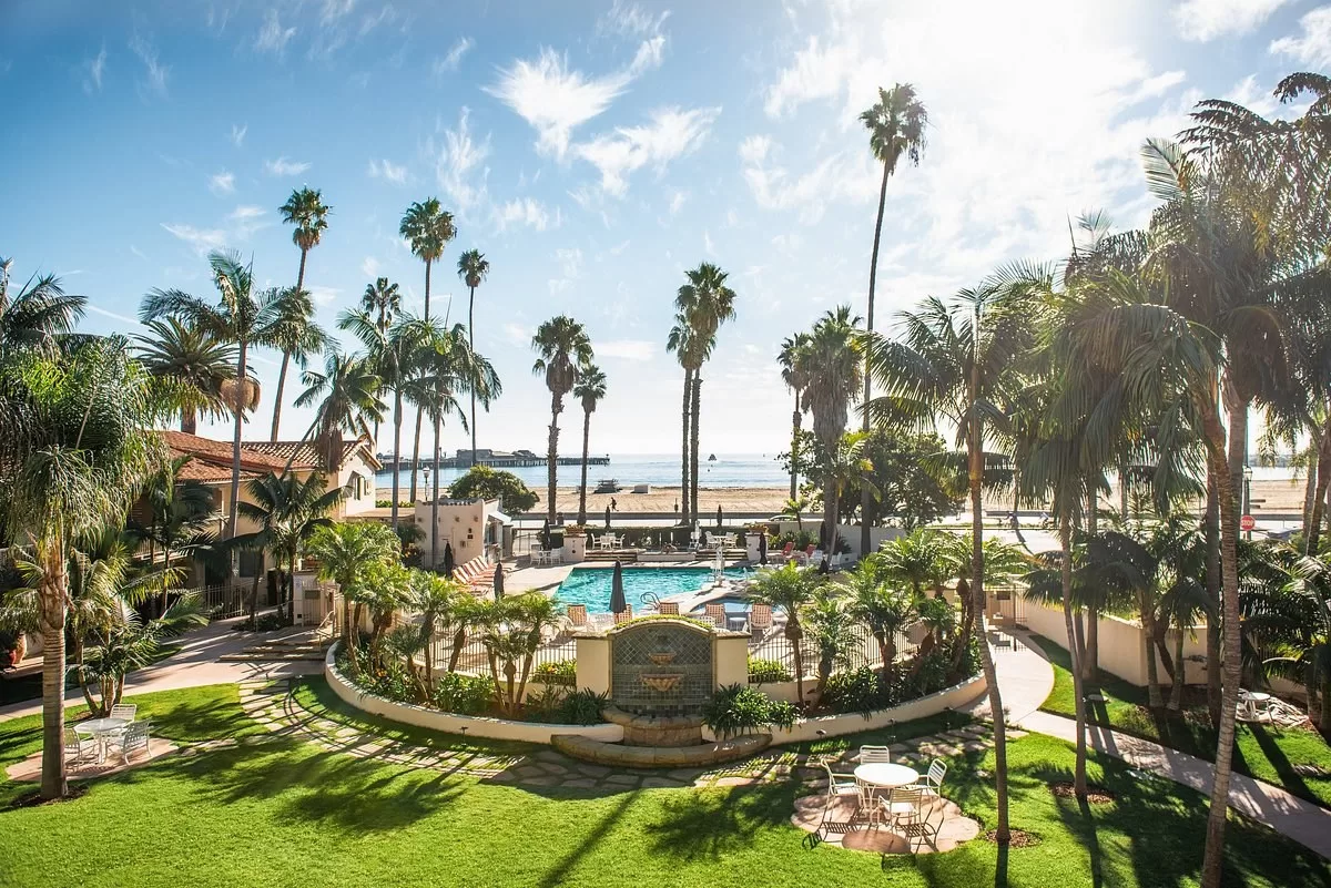 Luchtfoto van de ingang van het Hotel Harbor View Inn Santa Barbara aan zee