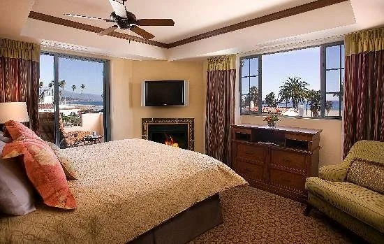 Kamer met balkon en uitzicht op de oceaan in het Hotel Harbor View Inn Santa Barbara