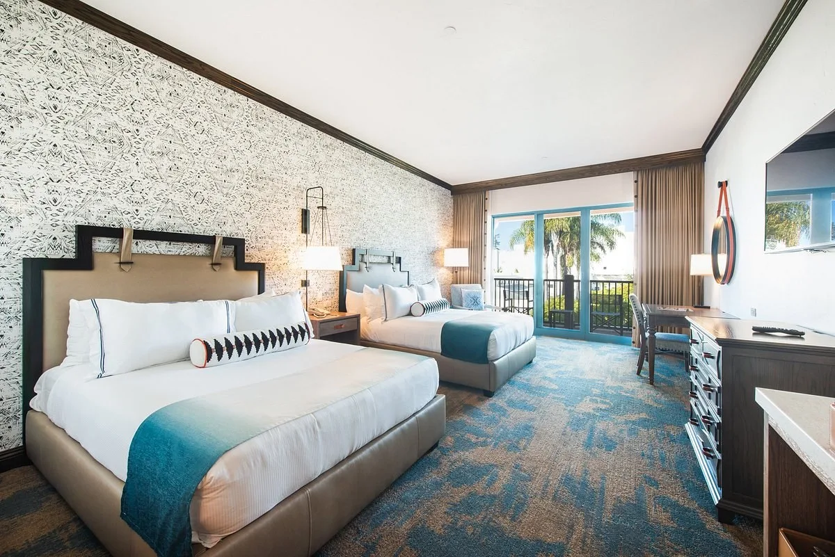 Standaardkamer met twee aparte bedden en een balkon in het Hotel Harbor View Inn Santa Barbara