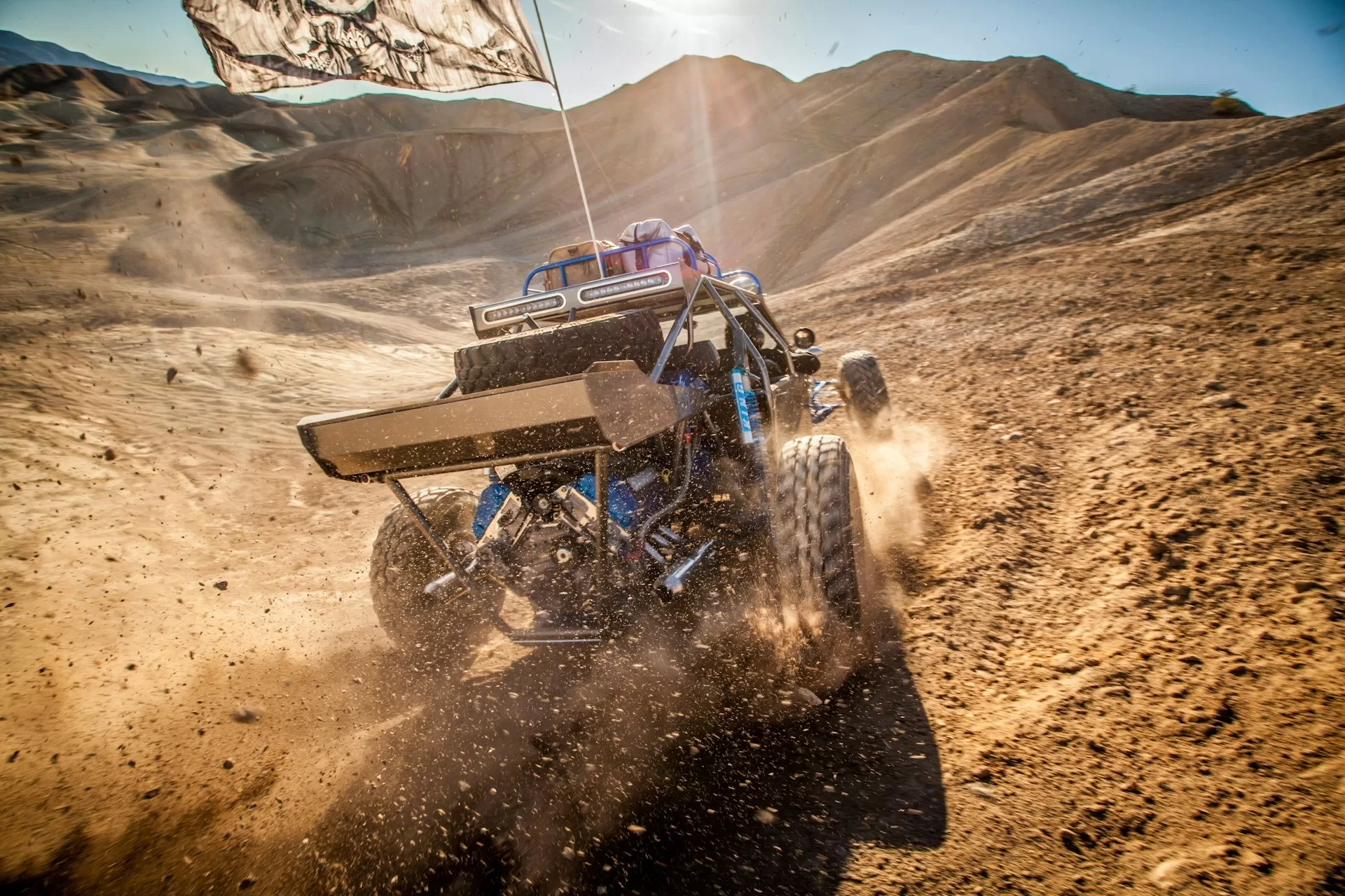 Een quad die door de zandduinen in Lake Havasu City rijd